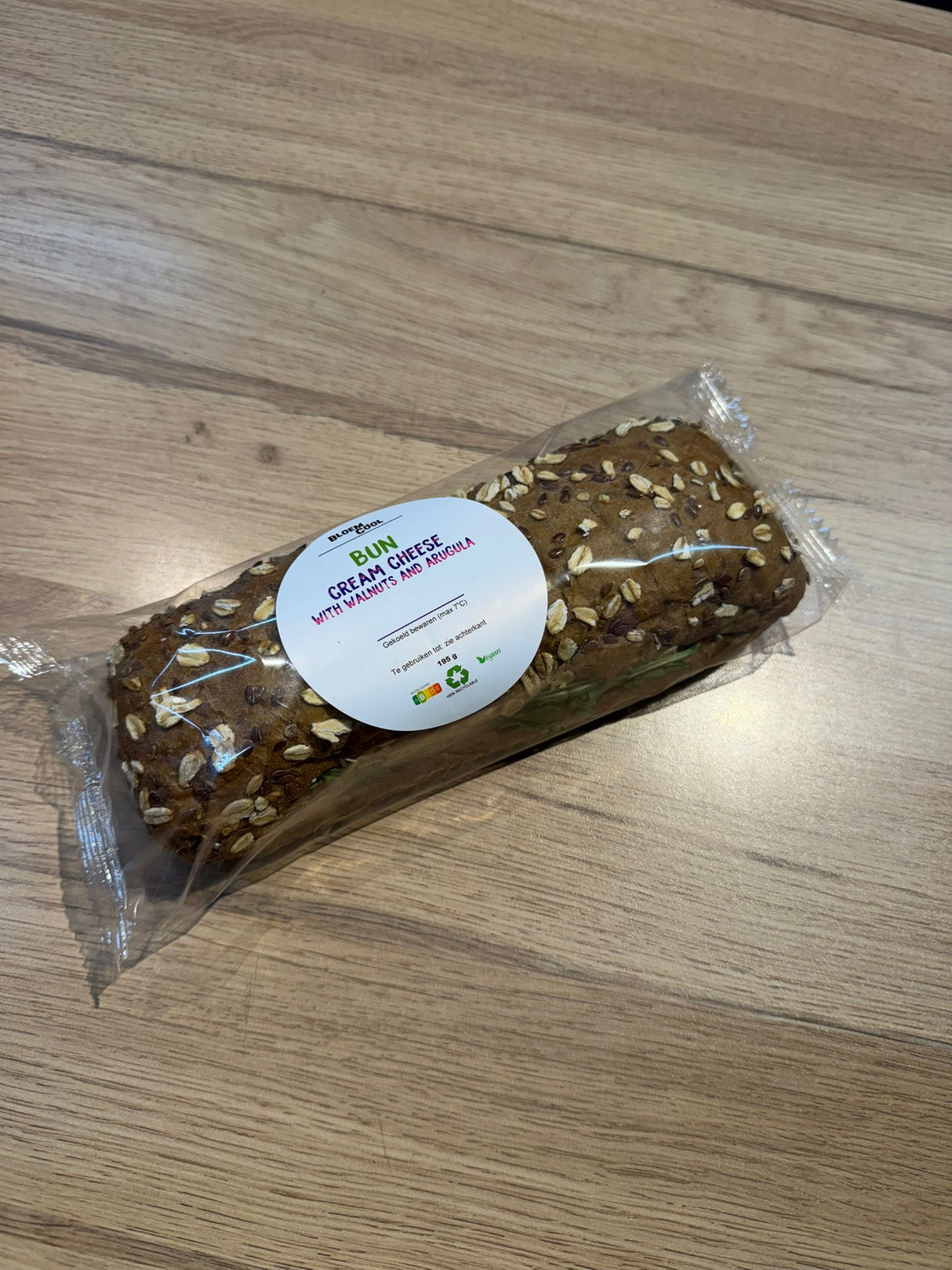 Bun Cream Cheese With Walnuts and Arigula