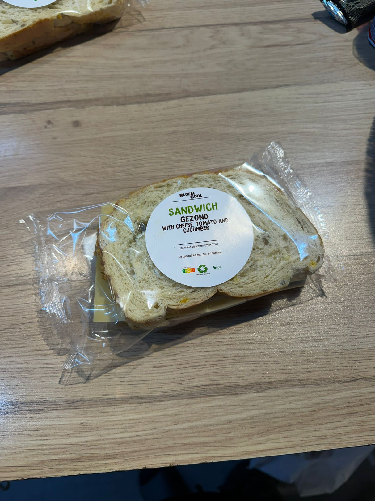 Sándwich Saludable con Queso Tomate y Pepino