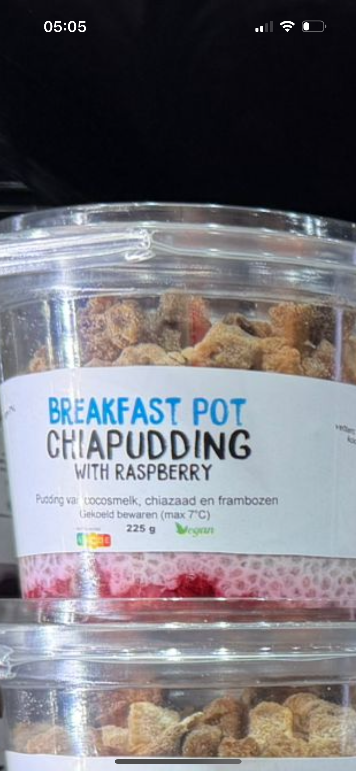 Breakfast pot Chiapudding with raspberry